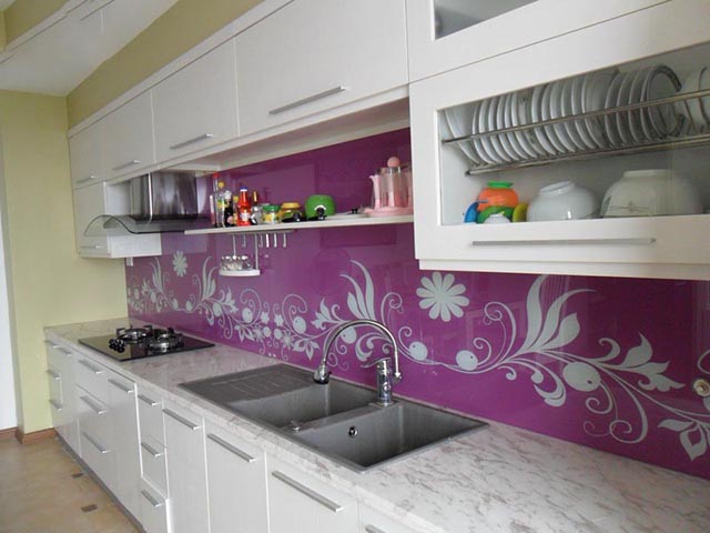 Mẫu 1: Kính ốp bếp hoa văn