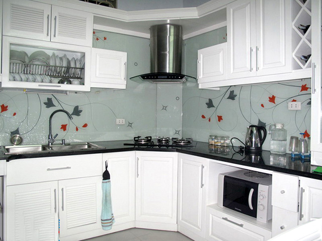 Mẫu 2: Kính ốp bếp hoa văn