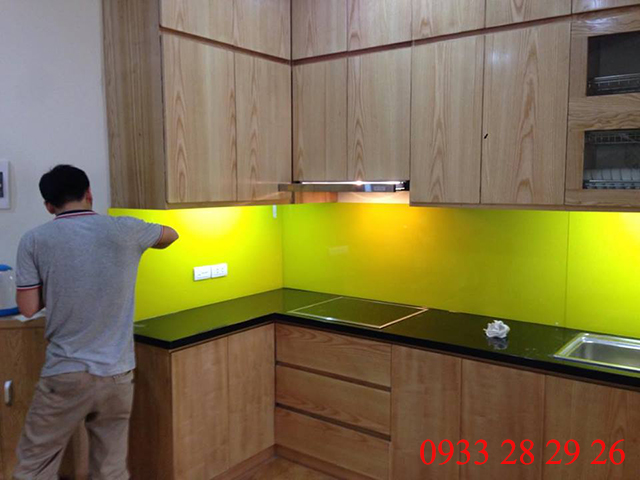 Kính ốp bếp màu vàng chanh