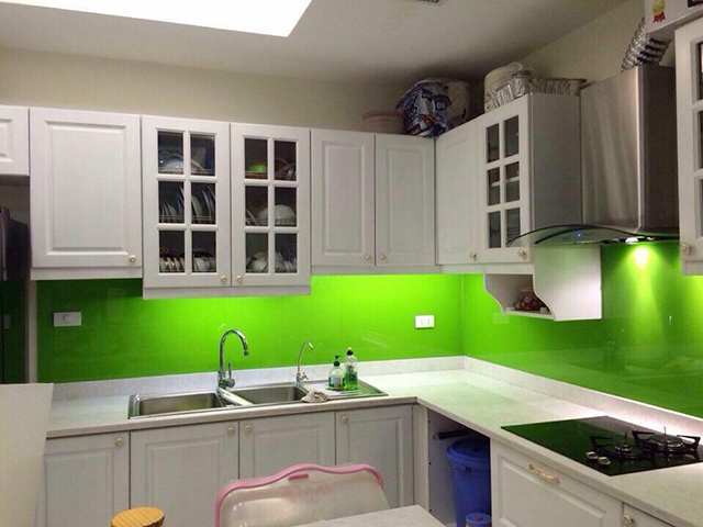 Kính màu ốp bếp giá bao nhiêu