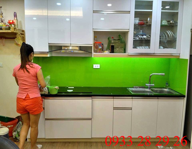 kính sơn màu ốp bếp cao cấp