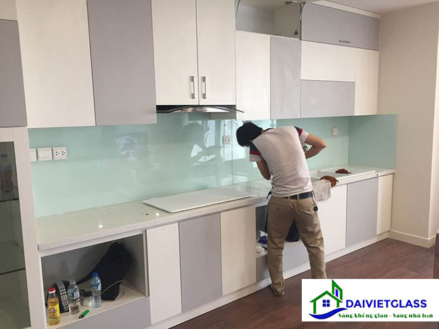 Kính ốp bếp màu trắng xanh